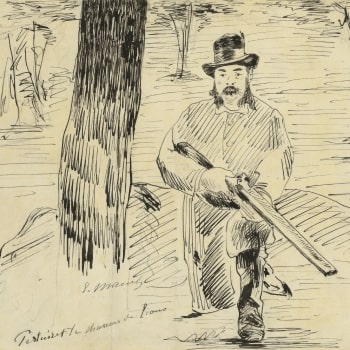 усатый мужчина в шляпе держит ружьё, присев у дерева